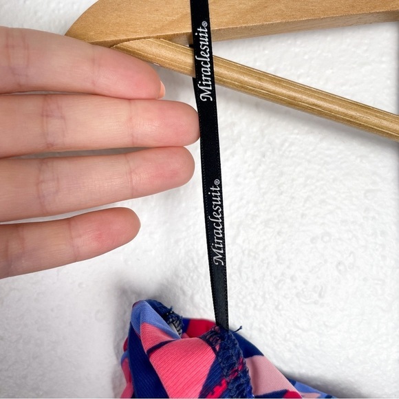 Miraclesuit Abstract Geometric one Piece Halter SwimSuit Sz. 8/10/12 - Picture 11 of 11